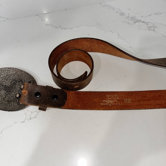 Distressed leather belt with gem buckle. - Picture 5 of 10